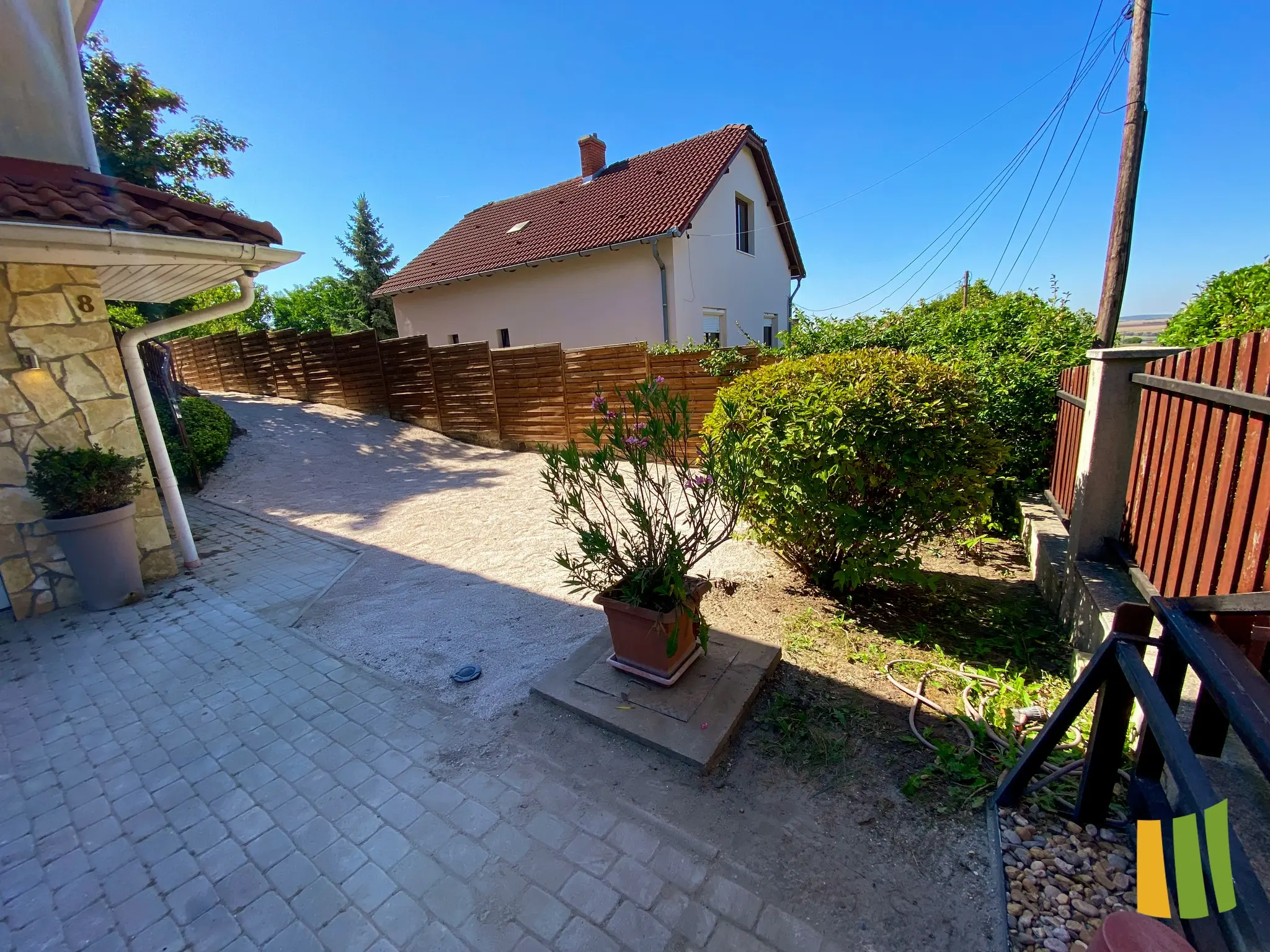 Előtte