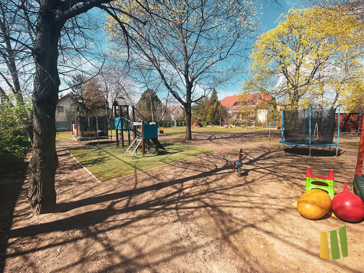 Gyerekkuckó Óvoda – óvodai műfű a játszóudvaron