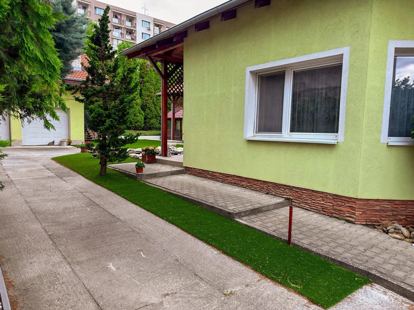 Műfű kerti tó köré – kiszáradt gyepből örökzöld belső udvar