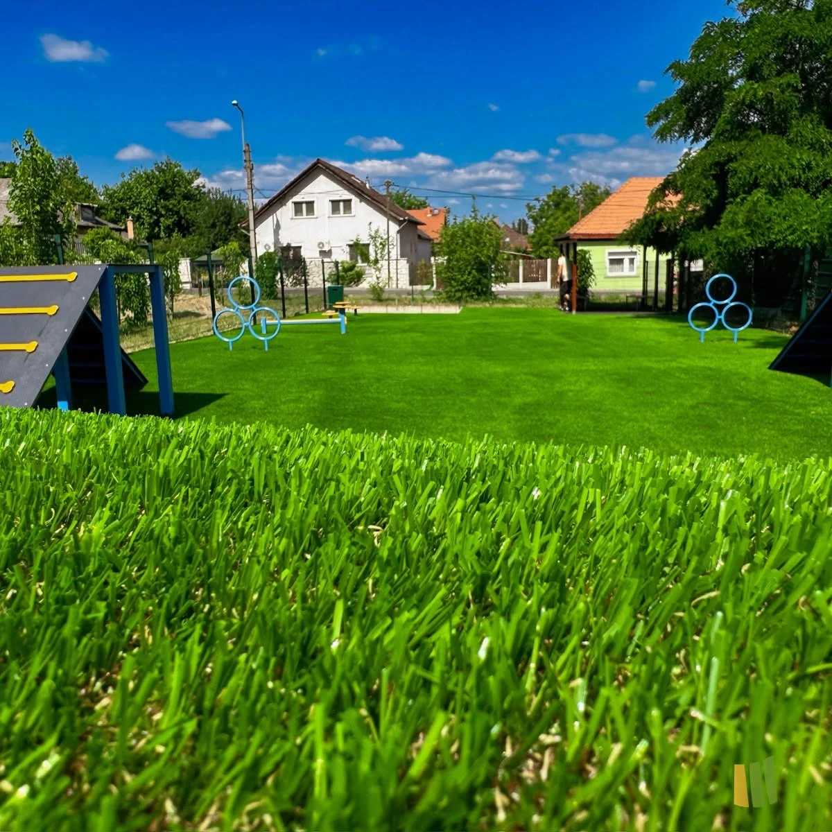 Kutyafuttató és agility park műfűvel – a gazdik és kutyák kedvence