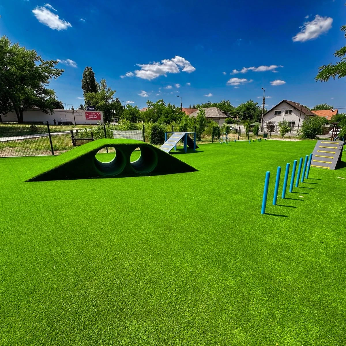 Kutyafuttató és agility park műfűvel – a gazdik és kutyák kedvence