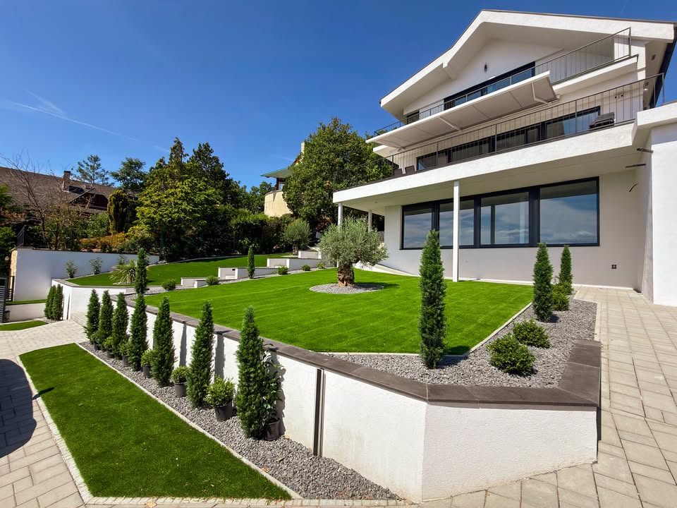 Modern villa a Balaton partján – panorámás, tökéletesen rendezett kert