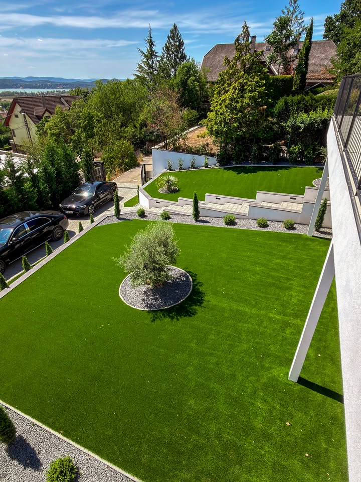 Balatoni villa panorámás, prémium műfüves kertje | Prémium Pázsit - https://premiumplay.hu/uploads/blog/balatoni villa mufu kert 03