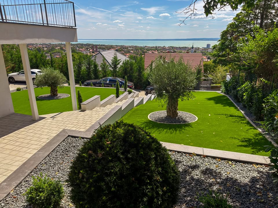 Balatoni villa panorámás, prémium műfüves kertje | Prémium Pázsit - https://premiumplay.hu/uploads/blog/balatoni villa mufu kert 04
