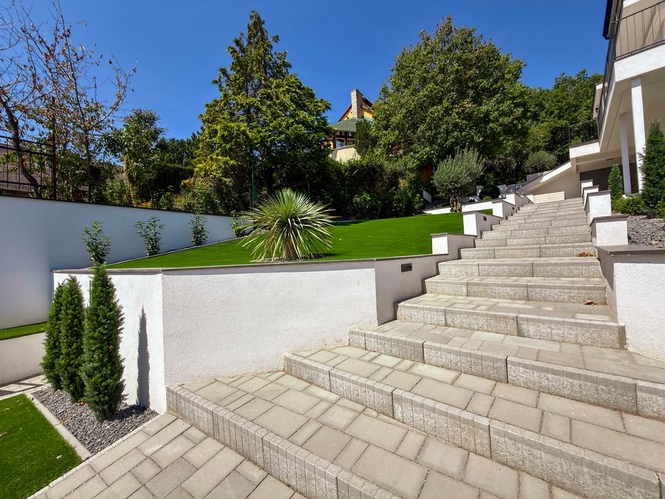 Balatoni villa panorámás, prémium műfüves kertje | Prémium Pázsit - https://premiumplay.hu/uploads/blog/balatoni villa mufu kert 05