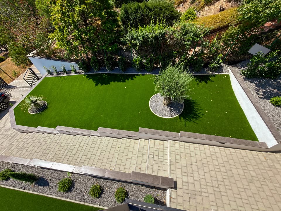 Balatoni villa panorámás, prémium műfüves kertje | Prémium Pázsit - https://premiumplay.hu/uploads/blog/balatoni villa mufu kert 06