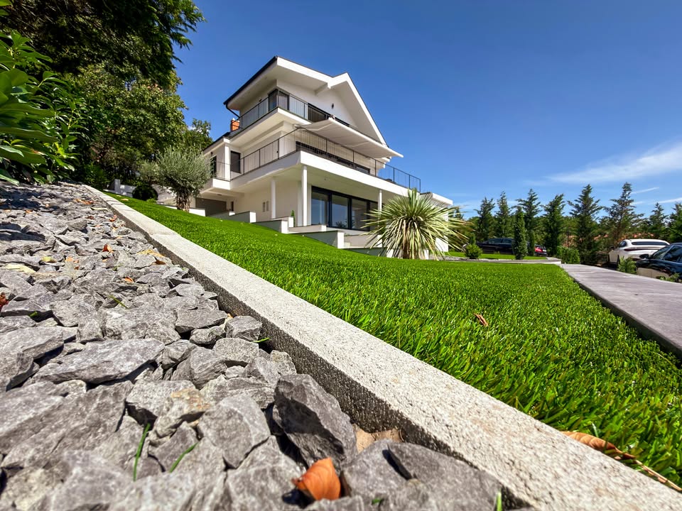 Balatoni villa panorámás, prémium műfüves kertje | Prémium Pázsit - https://premiumplay.hu/uploads/blog/balatoni villa mufu kert 07