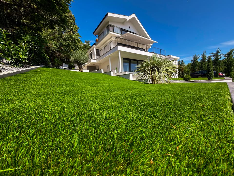 Balatoni villa panorámás, prémium műfüves kertje | Prémium Pázsit - https://premiumplay.hu/uploads/blog/balatoni villa mufu kert 08