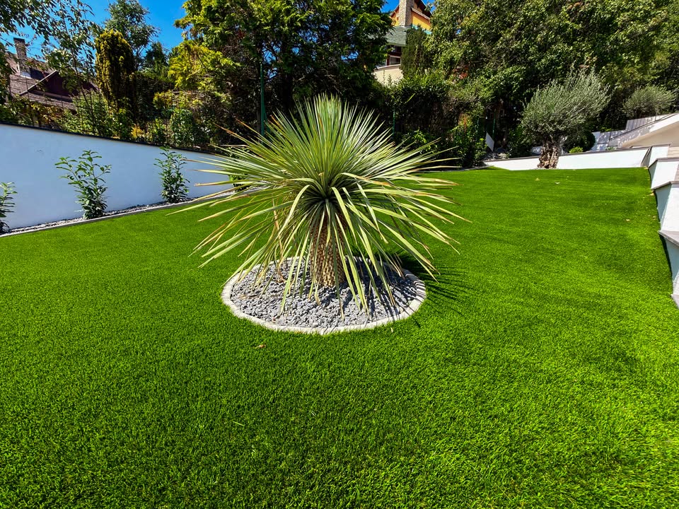 Balatoni villa panorámás, prémium műfüves kertje | Prémium Pázsit - https://premiumplay.hu/uploads/blog/balatoni villa mufu kert 09