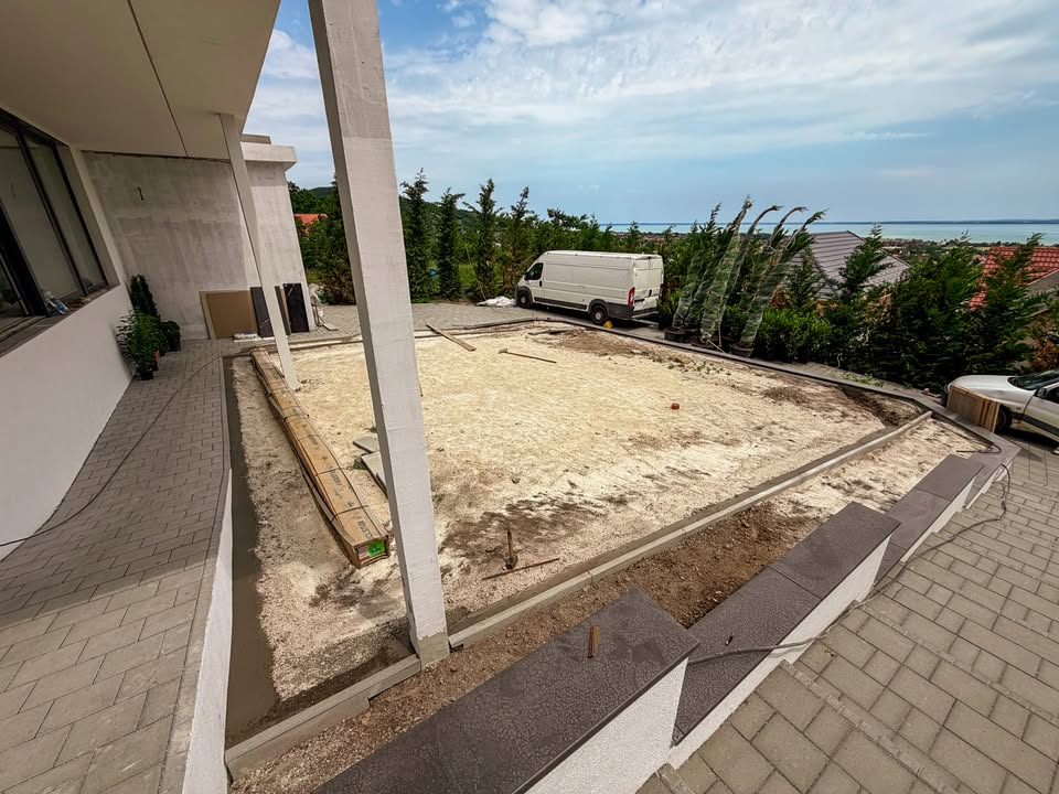Balatoni villa panorámás, prémium műfüves kertje | Prémium Pázsit - https://premiumplay.hu/uploads/blog/balatoni villa mufu kert 10