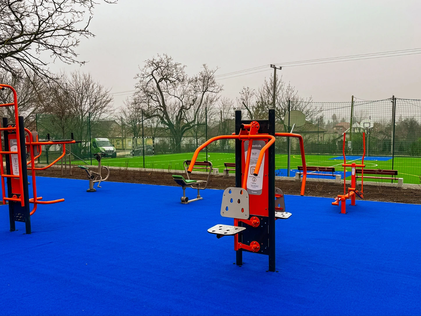 Kültéri fitneszpark telepített edzőgépekkel