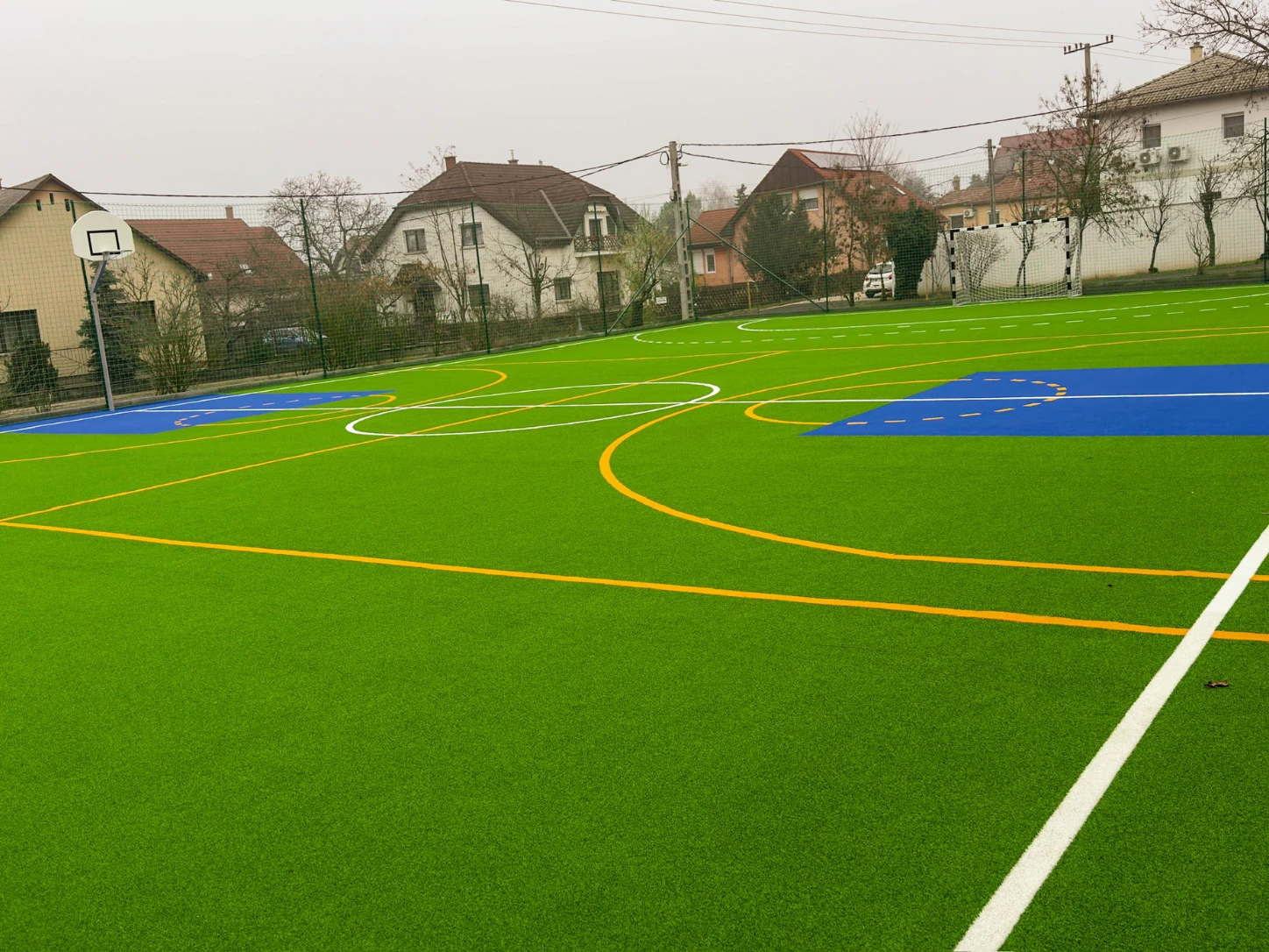 Prémium Play elkészült sportpálya labdafogó kerítéssel
