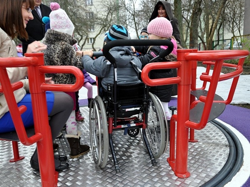 Inkluzív körhinta YUGO 2 – INTEGRADO – Inkluzív játszótér